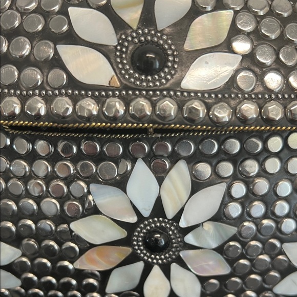 Antik Kraft | Metal Mosaic Floral Purse w/ Crossbody - Picture 14 of 17